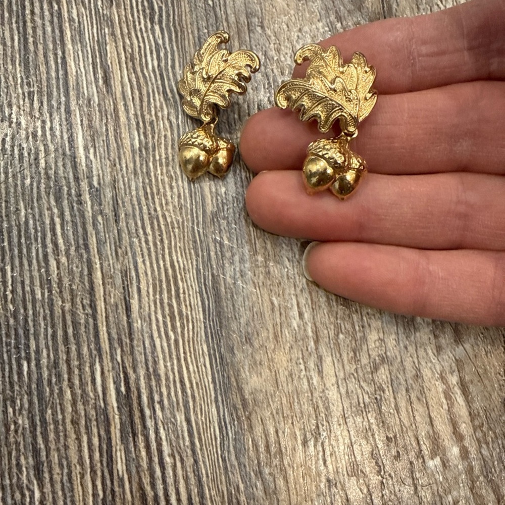 Avon Gold Leaf Acorn Earrings - Picture 3 of 3